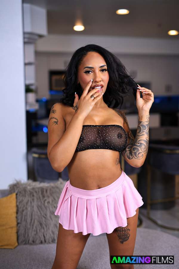 Sexy Kona's Sultry Welcome